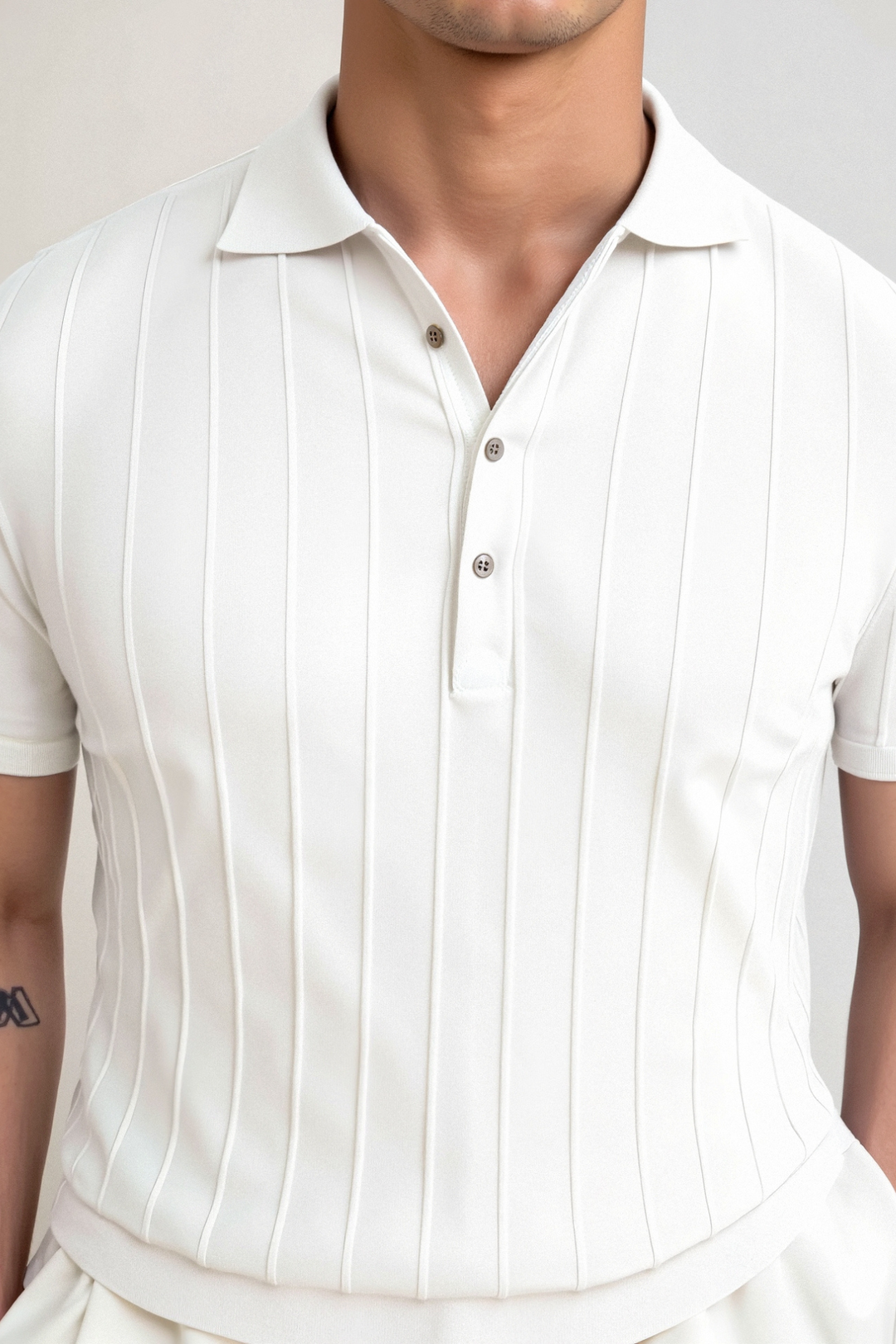 Vertikal gestreiftes Polo mit Knopfleiste