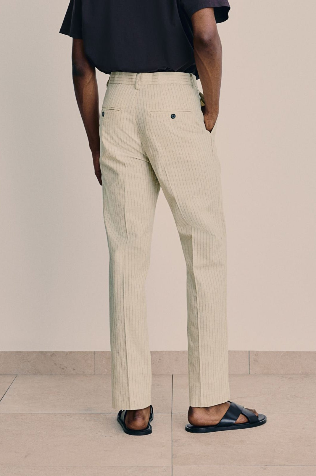 Schlanke spacige elegante Chino-Hose