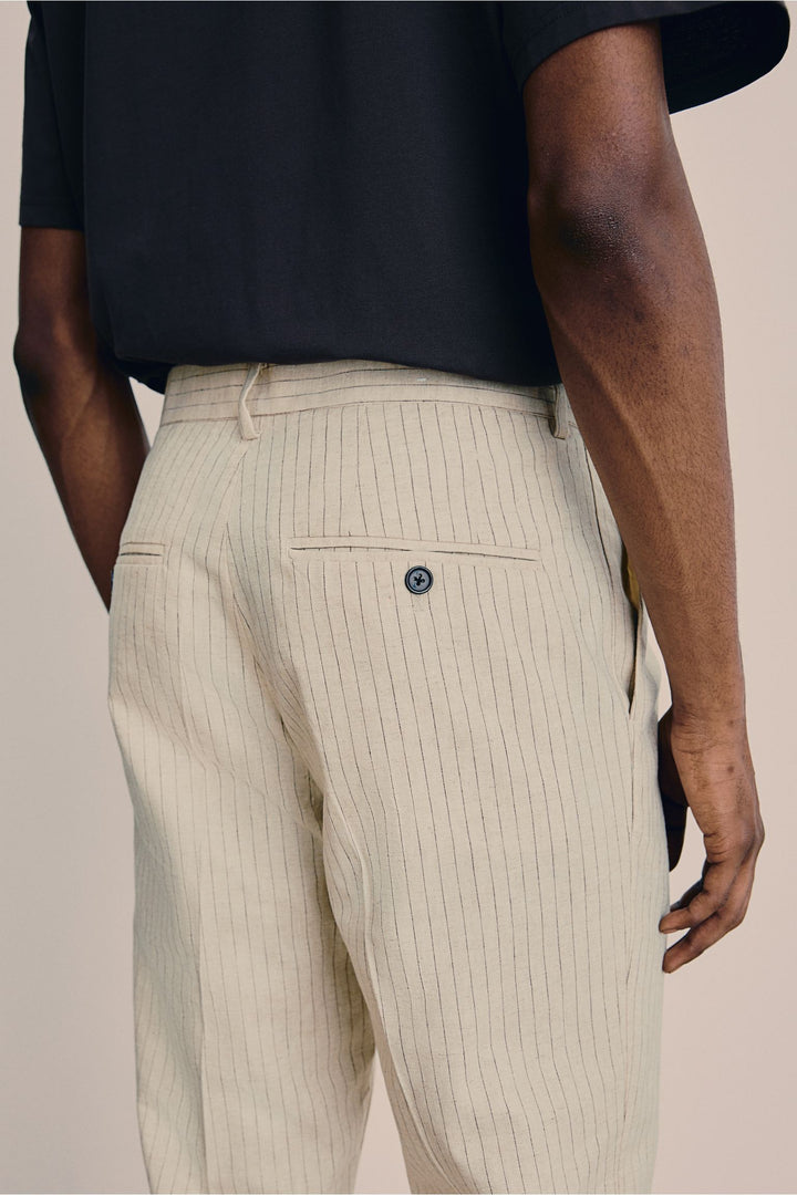 Schlanke spacige elegante Chino-Hose