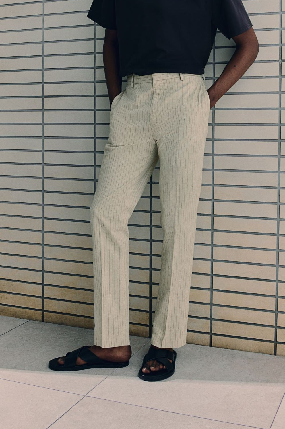 Schlanke spacige elegante Chino-Hose