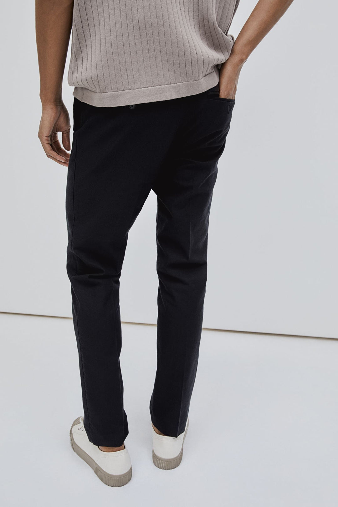 Schlanke spacige elegante Chino-Hose