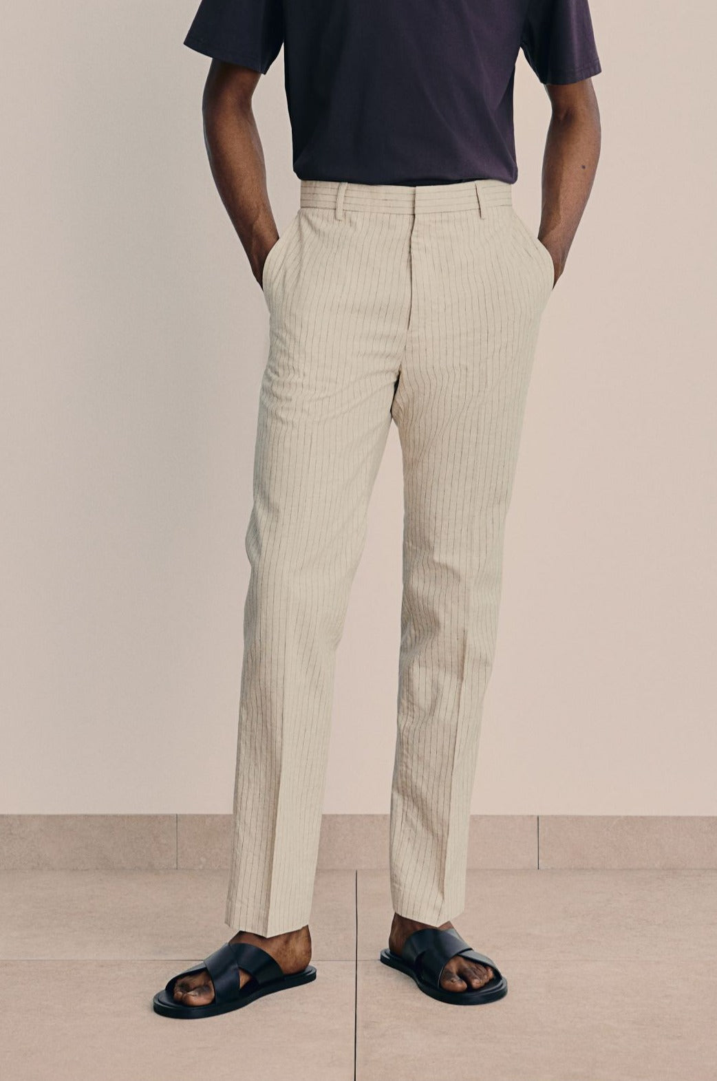 Schlanke spacige elegante Chino-Hose
