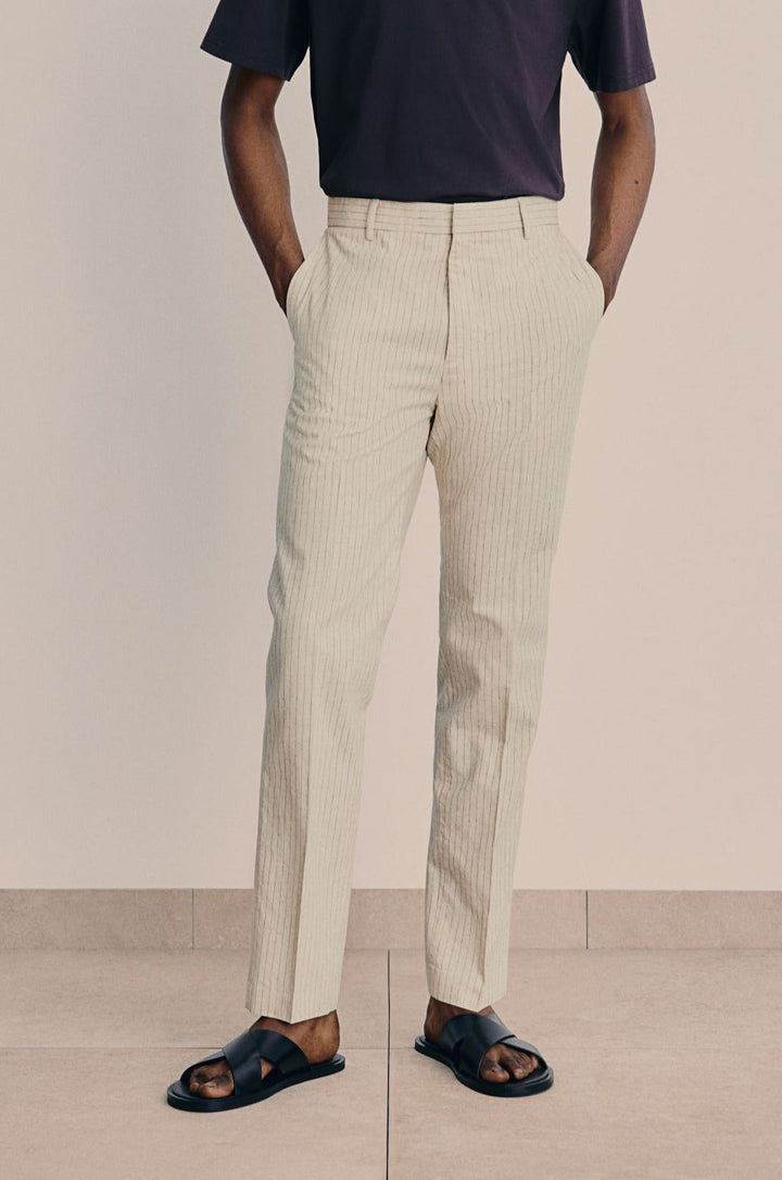 Schlanke spacige elegante Chino-Hose