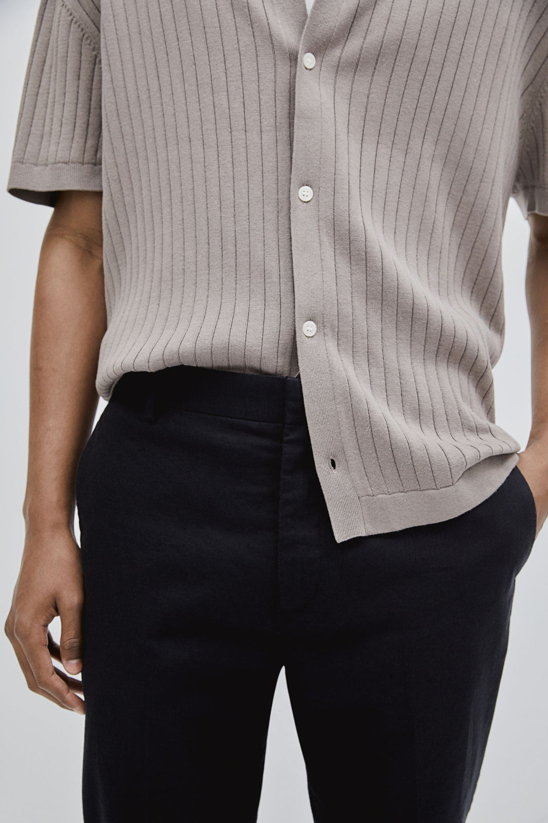 Schlanke spacige elegante Chino-Hose