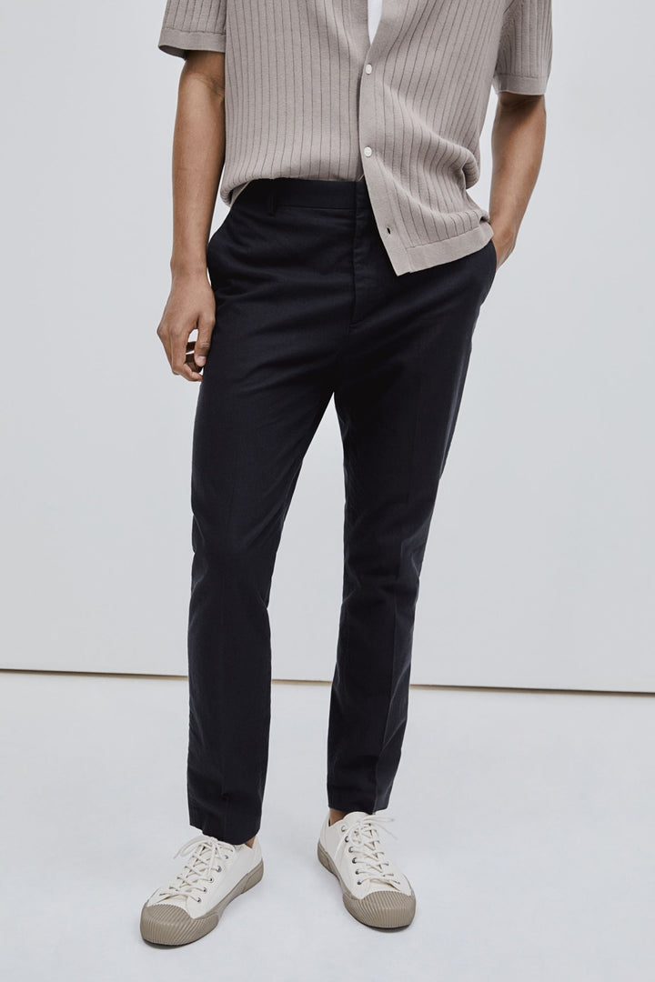 Schlanke spacige elegante Chino-Hose