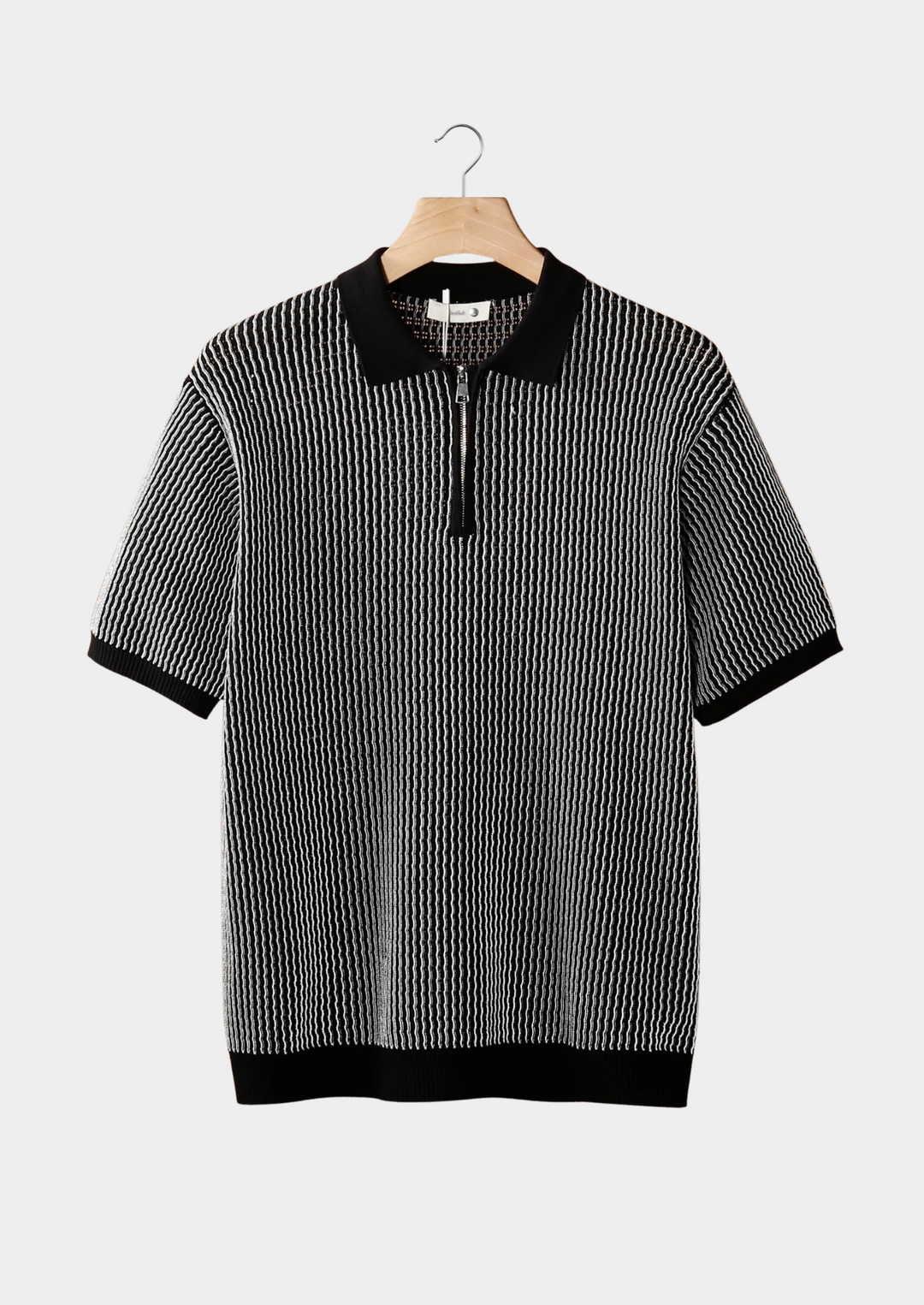 POLO MIT GEOMETRISCH STRUKTURIERTEM REISSVERSCHLUSS