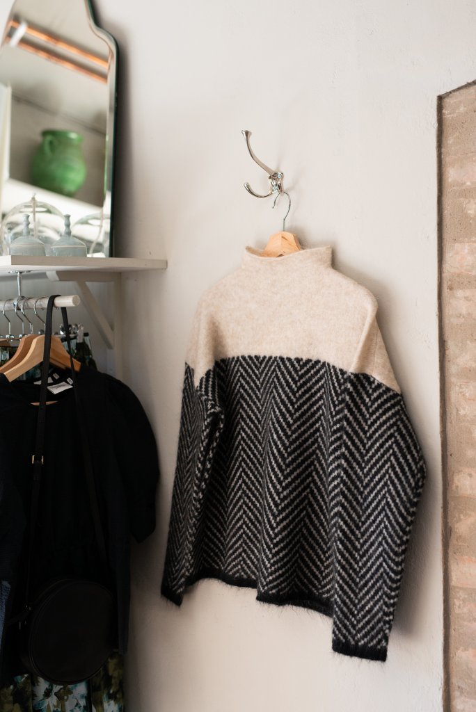 VEDORE - Pullover mit hohem Kragen und Fischgrätenmuster