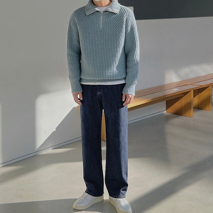 Azurblauer Pullover mit Viertel-Reißverschluss