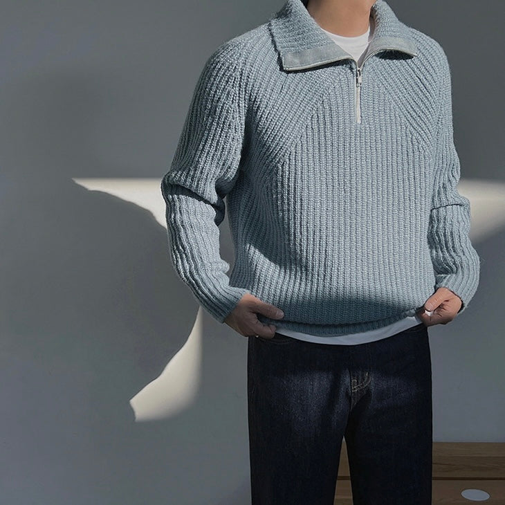 Azurblauer Pullover mit Viertel-Reißverschluss