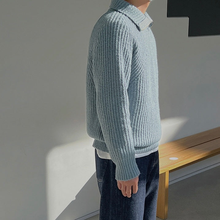 Azurblauer Pullover mit Viertel-Reißverschluss