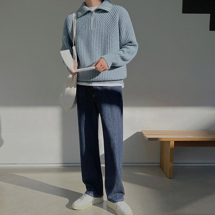 Azurblauer Pullover mit Viertel-Reißverschluss