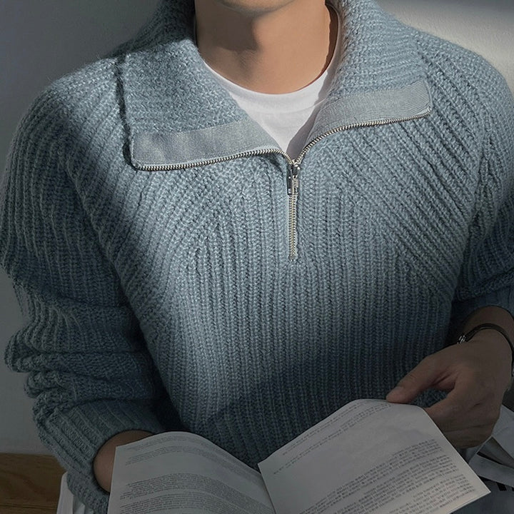 Azurblauer Pullover mit Viertel-Reißverschluss