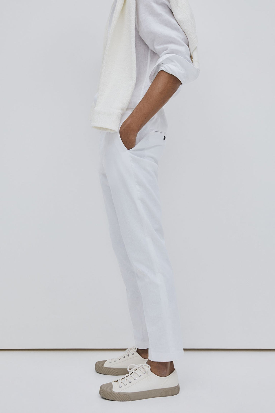 Schlanke spacige elegante Chino-Hose