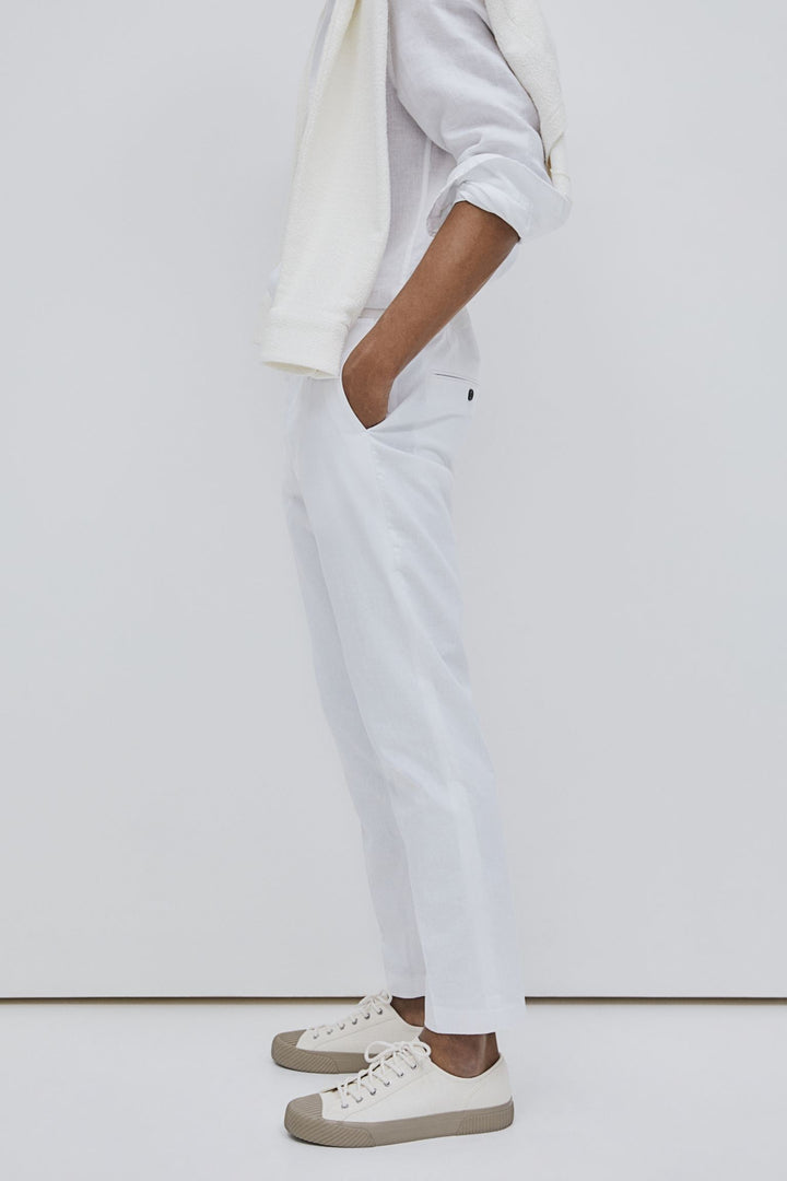 Schlanke spacige elegante Chino-Hose